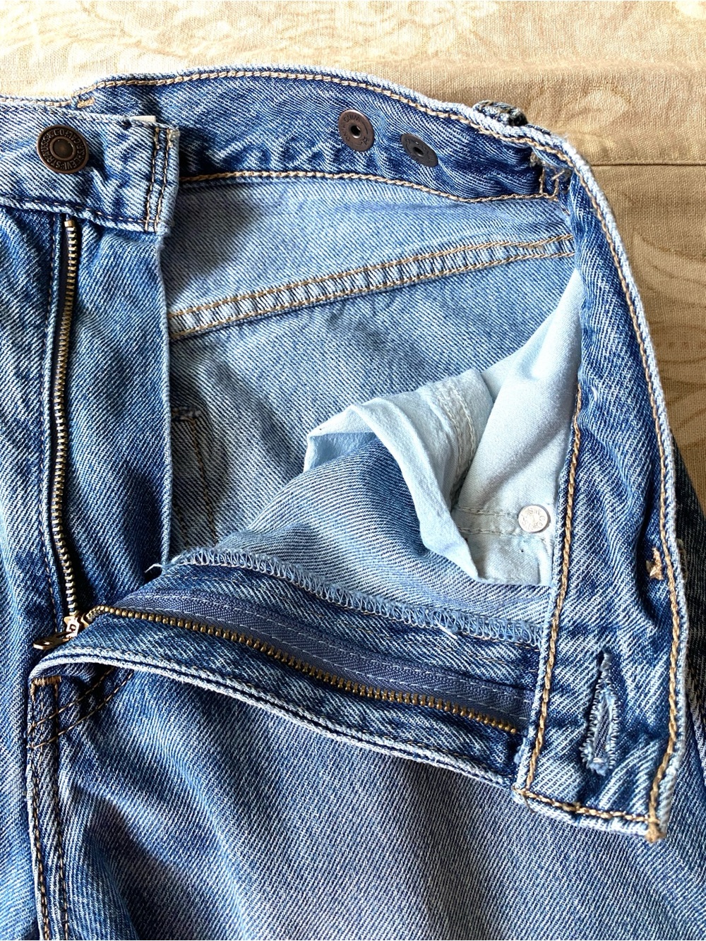 Levi’s Cinch Barrel Jeans Wide Leg Medium Wash Light Distress Fading Size 26 - Picture 7 of 16